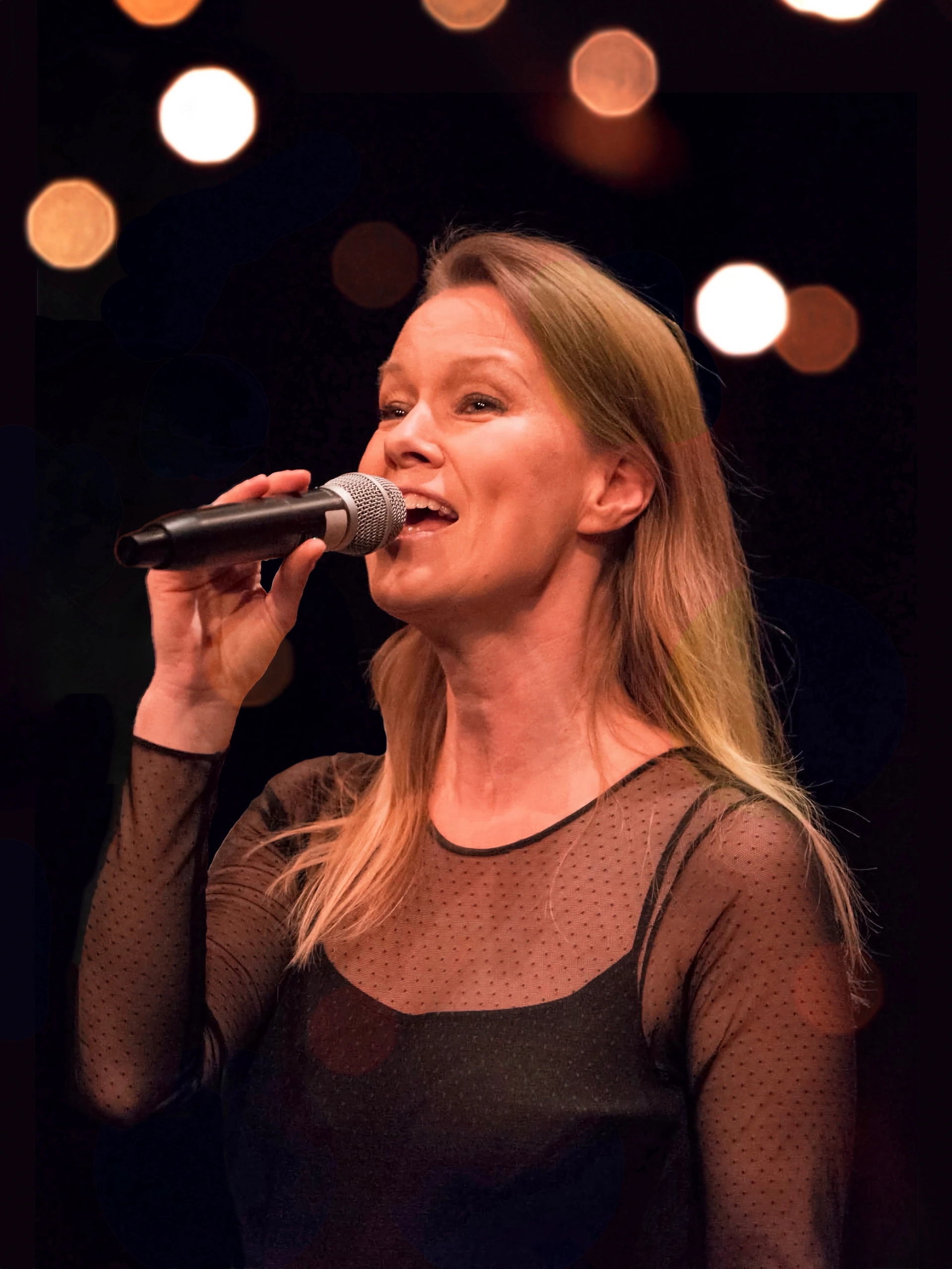 Lisa sjunger i mikrofon
